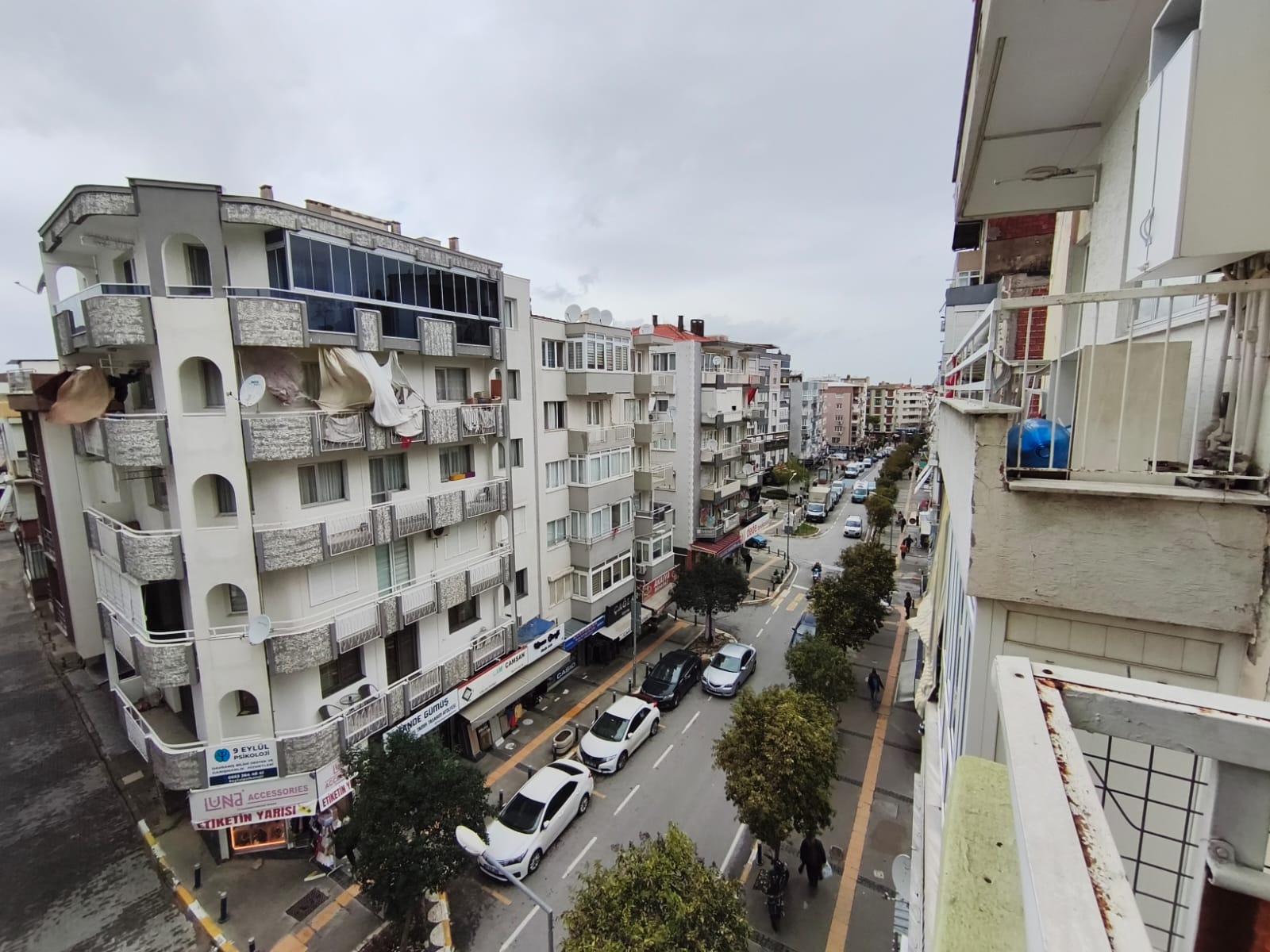 Balçova Ata cad üzeri merkezi konum geniş 2+1 satılık daire